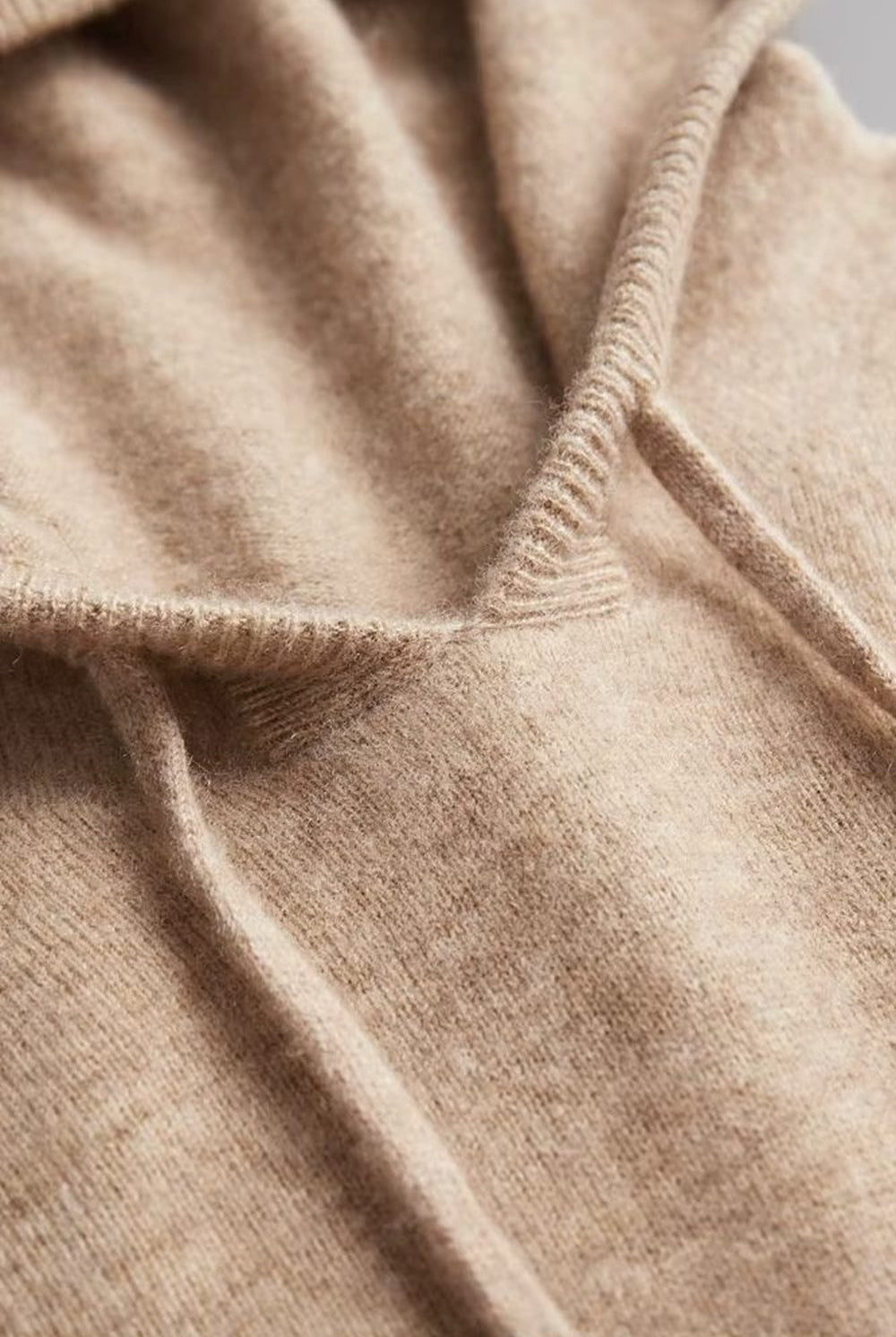 Men's knitted hooded jumper in beige, close-up of the hood and the drawstring