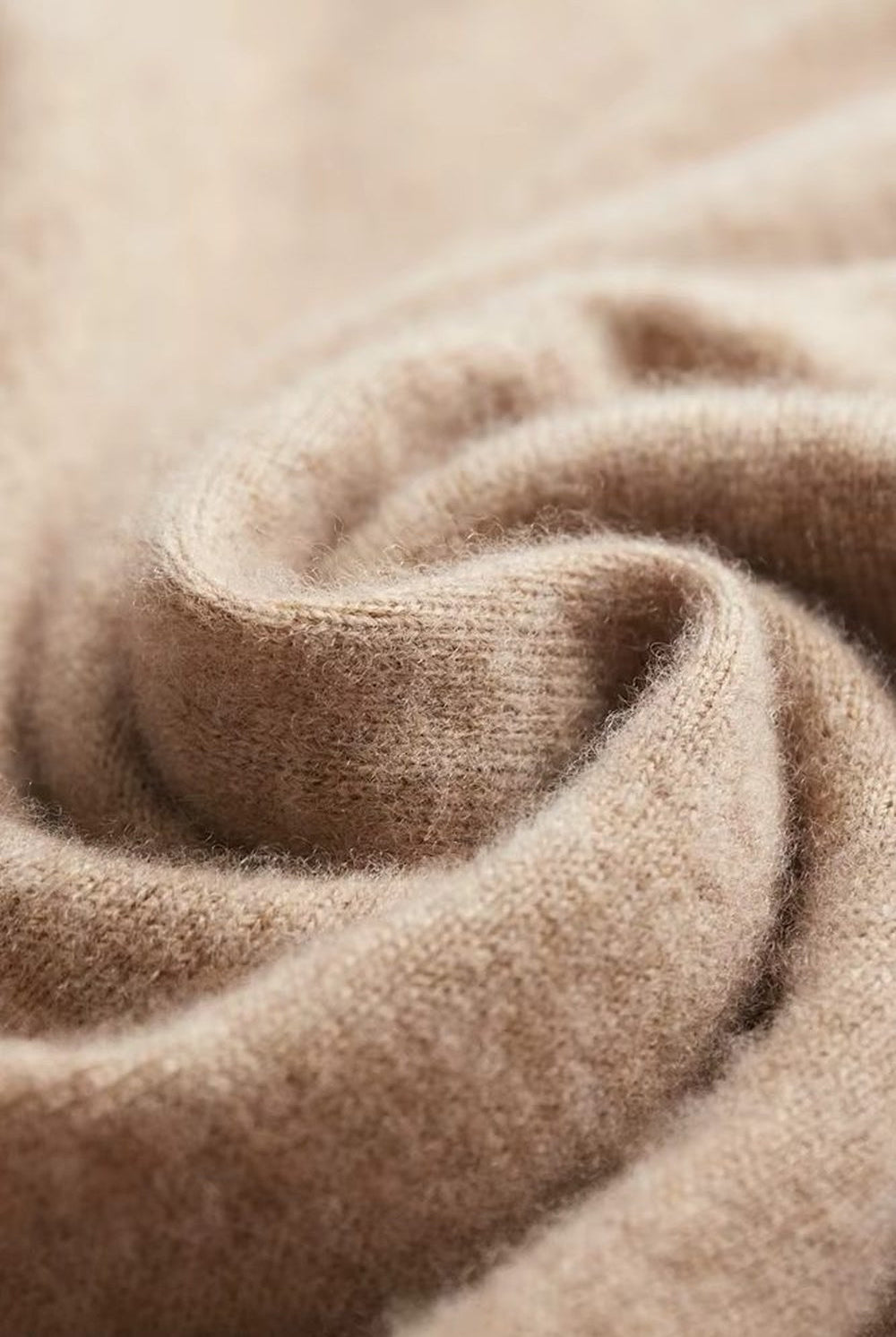 Men's knitted hooded jumper in beige, close-up of the fine knit