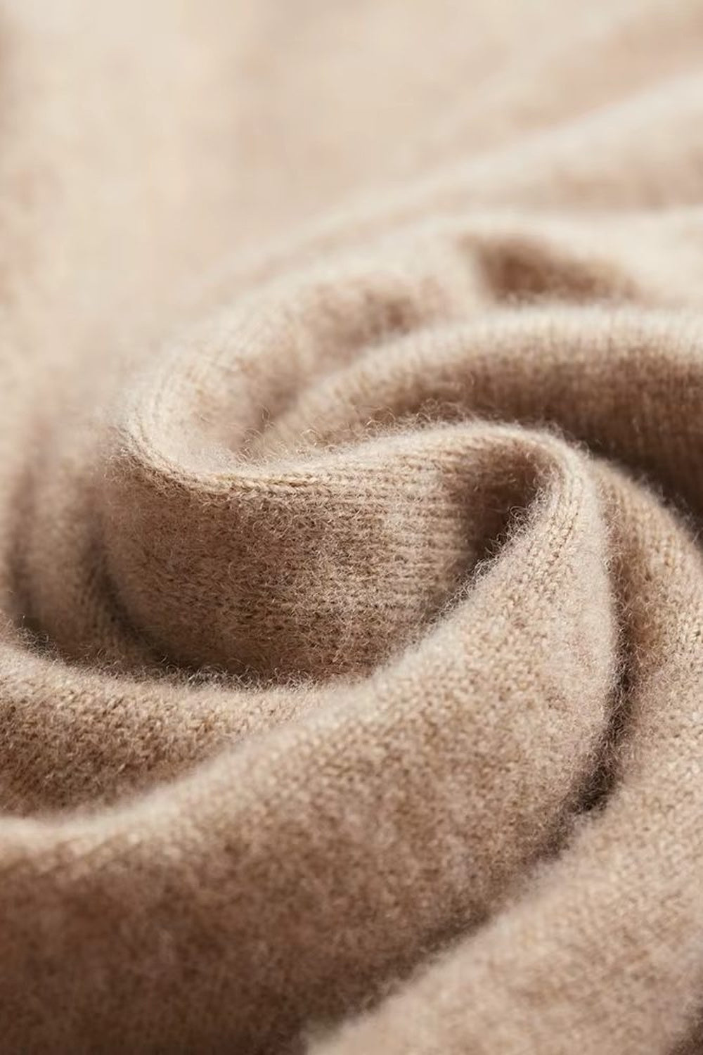 Men's knitted hooded jumper in beige, close-up of the fine knit