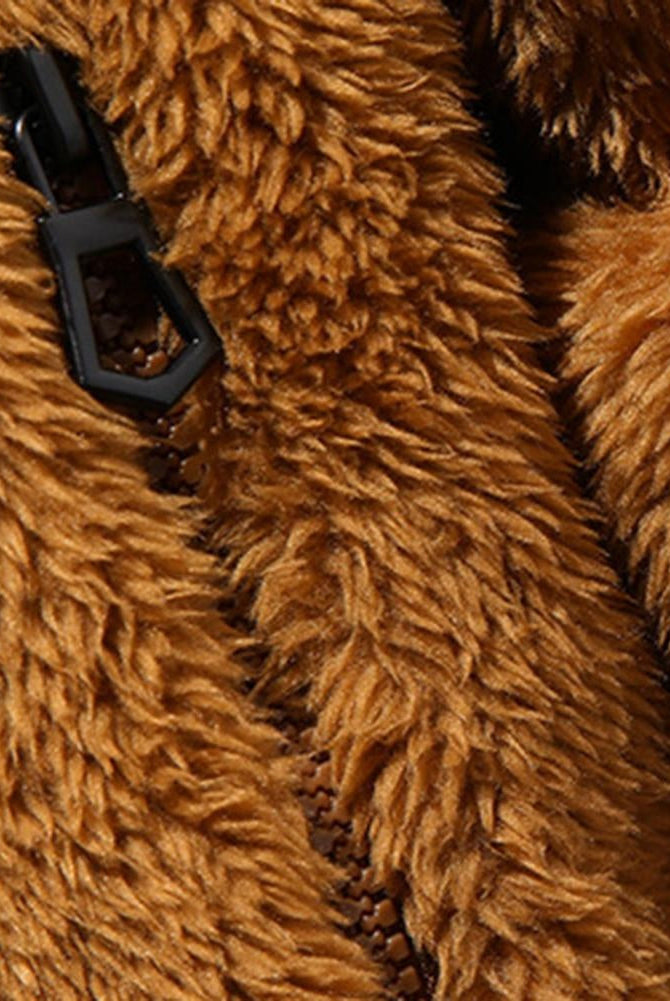 Men's hooded borg jacket in camel, close-up of the zip puller and the fluffy pile