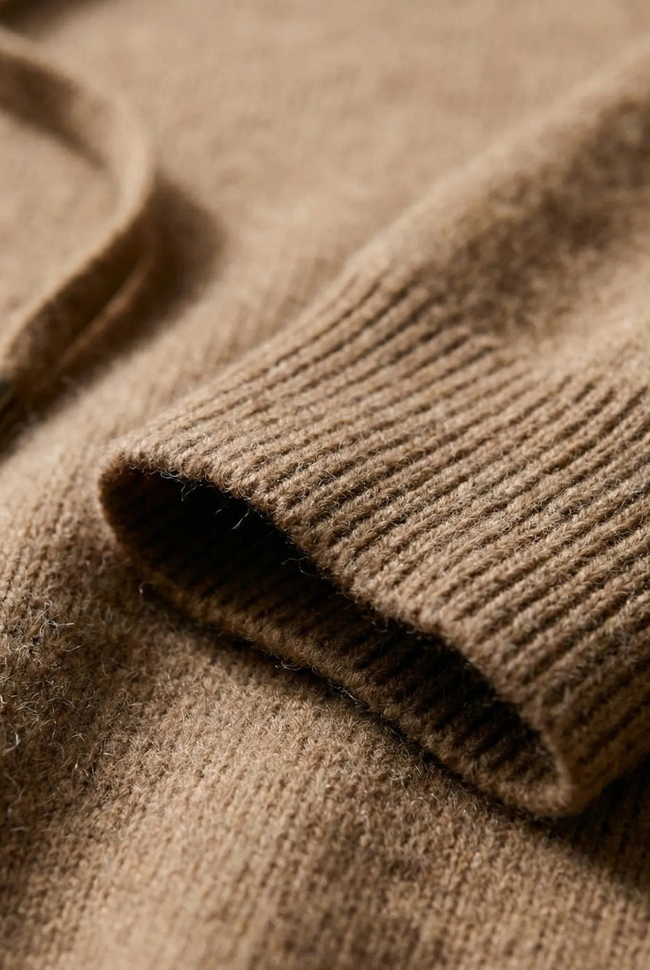 Men's fine-knit hooded jumper in brown, close-up of the ribbed cuff and the drawstring