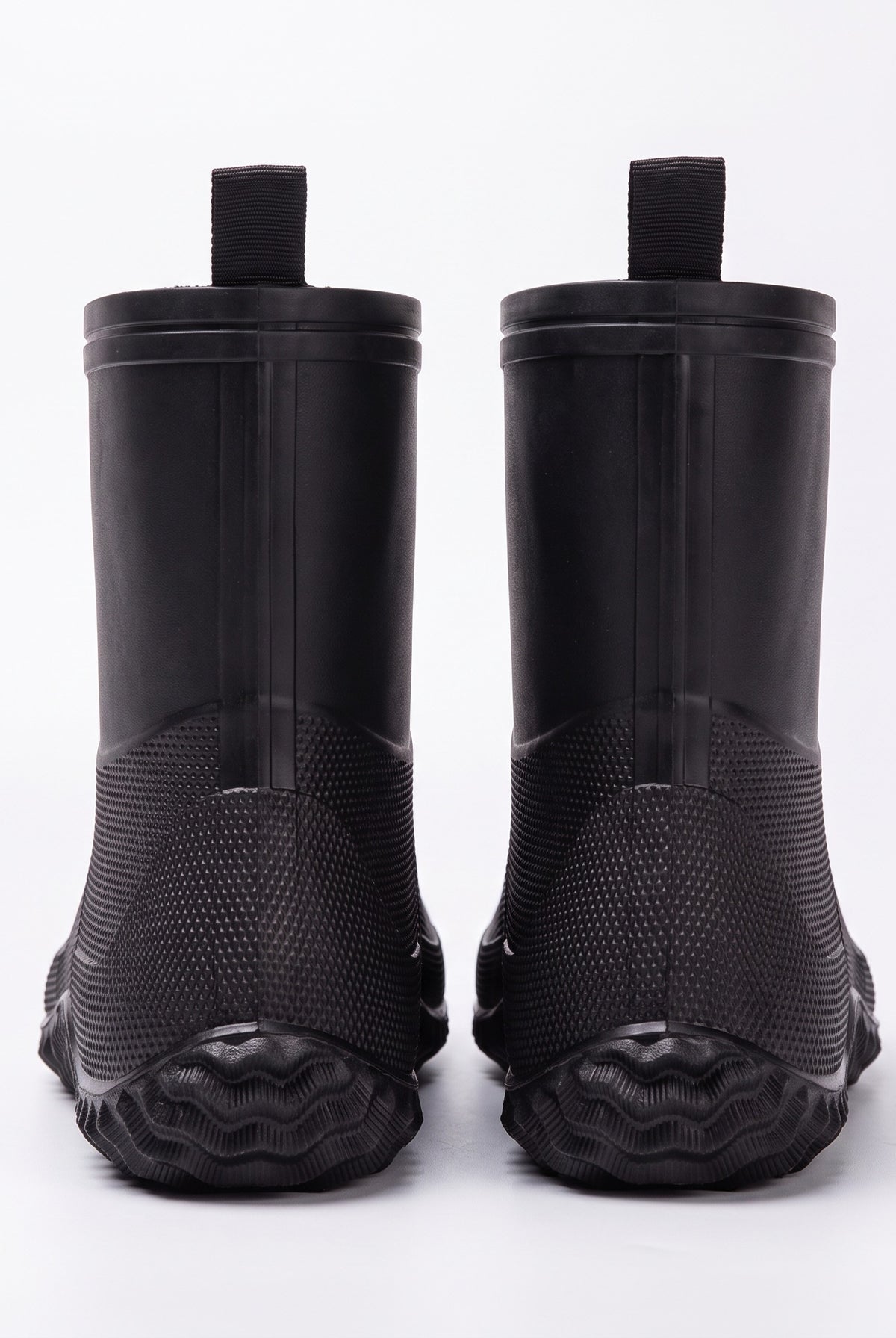 Black rubber ankle boots for men, back view with pull tab