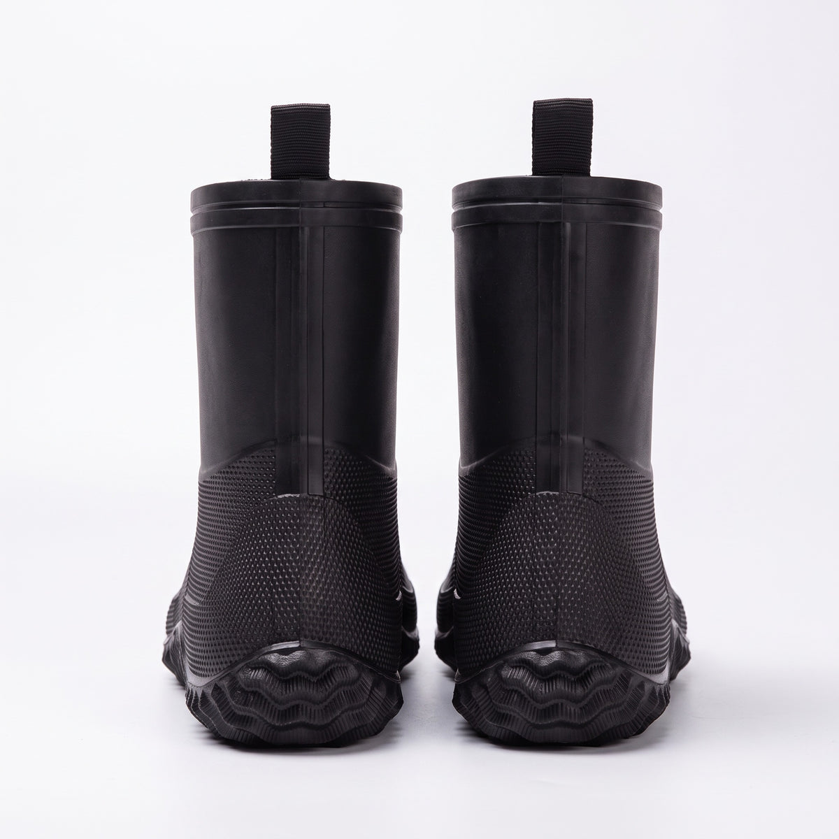 Black rubber ankle boots for men, back view with pull tab