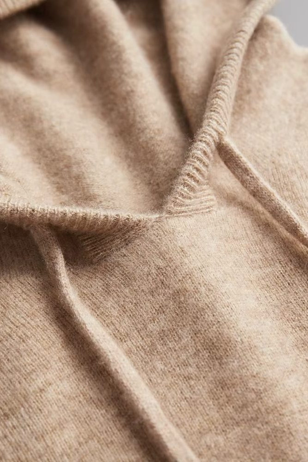 Men's knitted hooded jumper in beige, close-up of the hood and the drawstring
