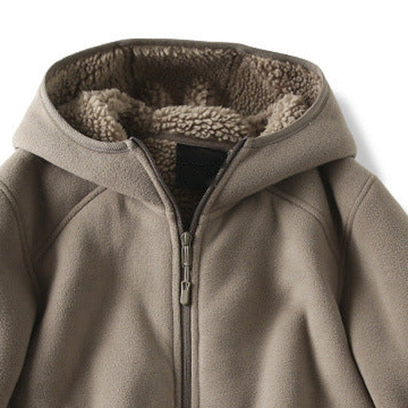 Men's sherpa-lined fleece jacket with hood in taupe, close-up of the sherpa-lined hood and the zip