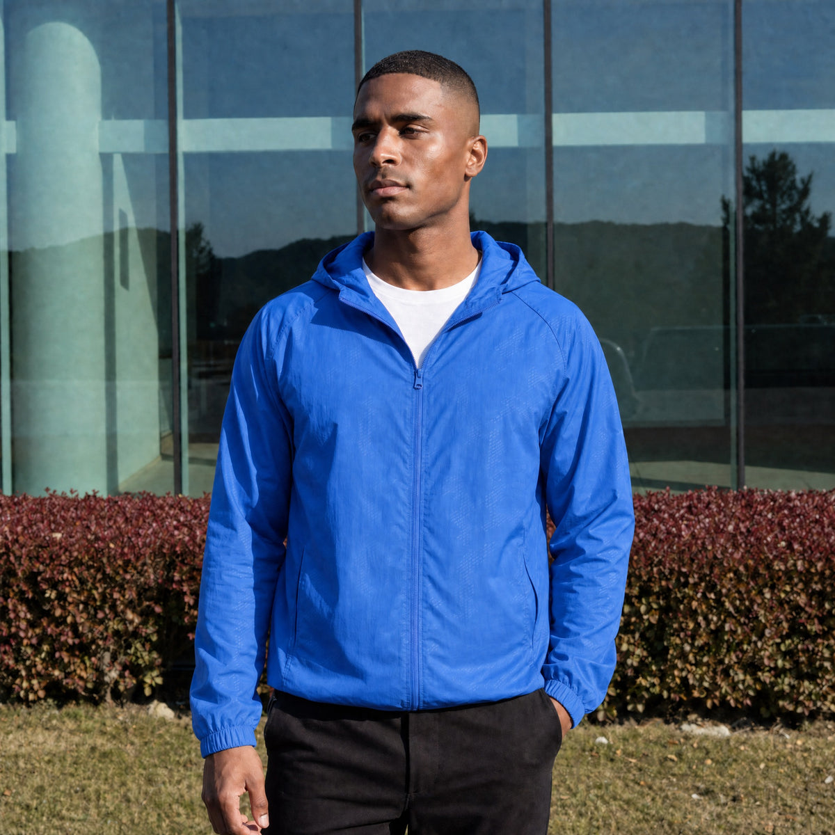 Men's lightweight hooded windbreaker jacket in blue