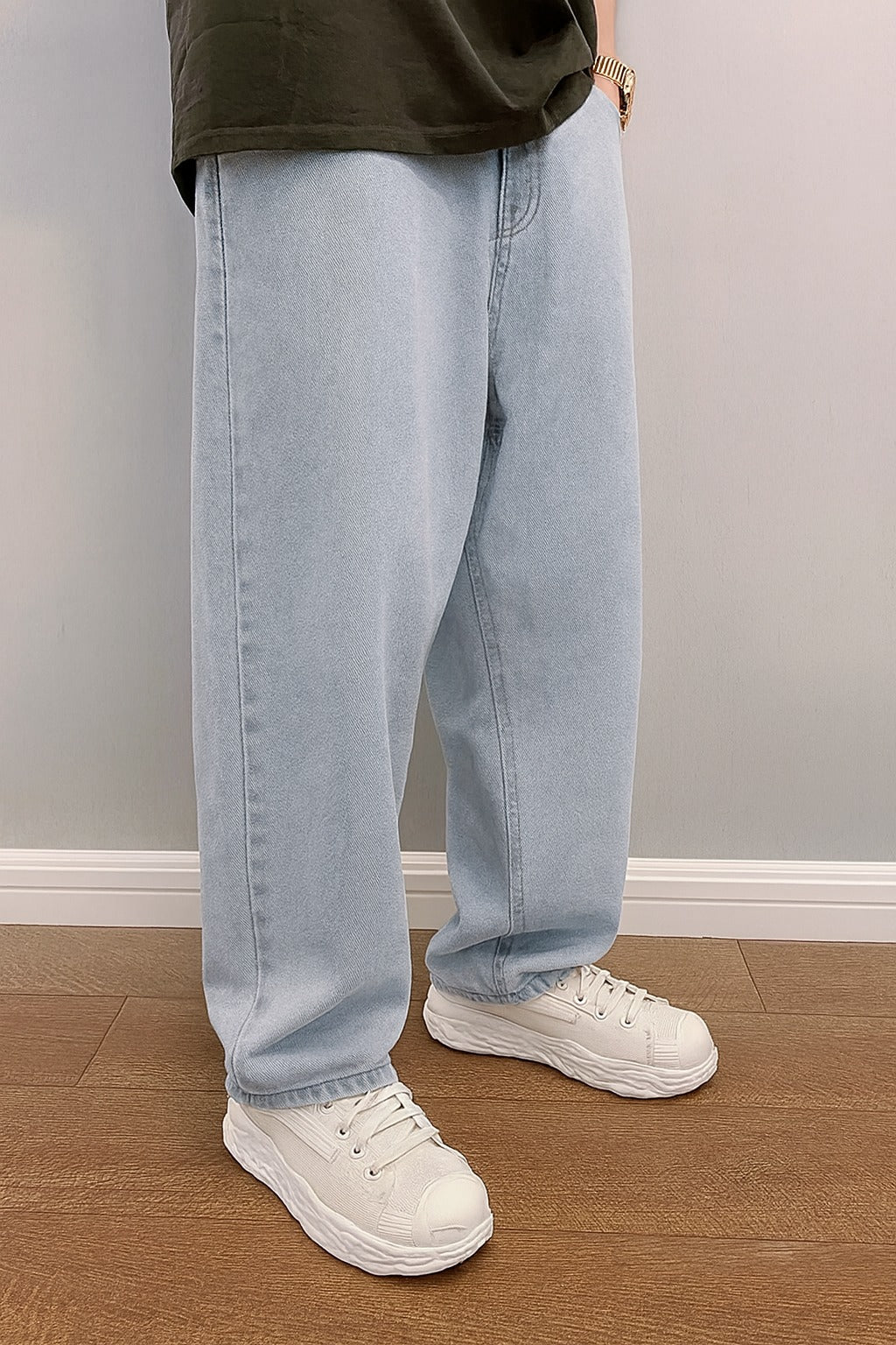 Men's baggy stonewash jeans in light blue with a wide leg